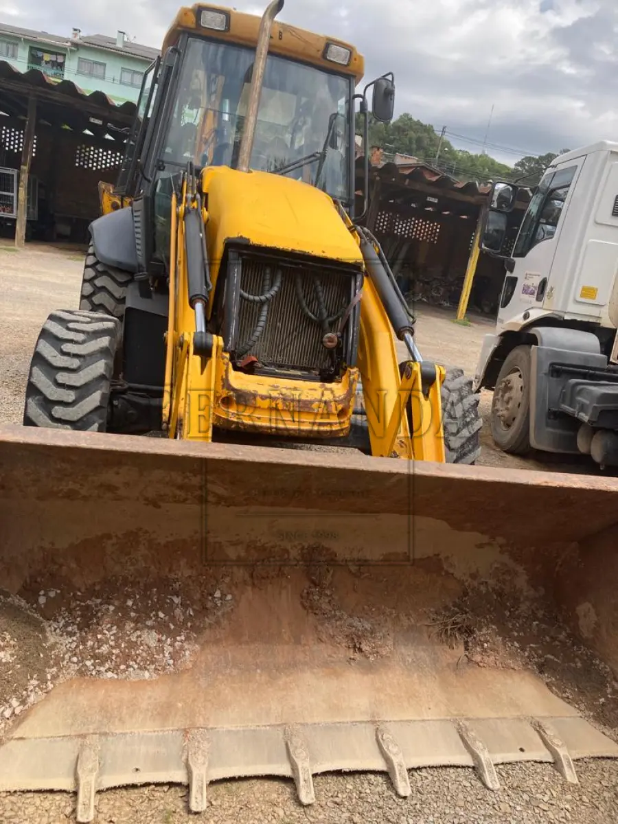 LOTE 004 - Retroescavadeira JCB Nº de série 04BRCB565015, PLACA PATRIMONIAL 20040, 2015, Chassis  9B9214T24FBDT4533. Em funcionamento mas necessita reparos. Avaliada em R$ 35.000,00.