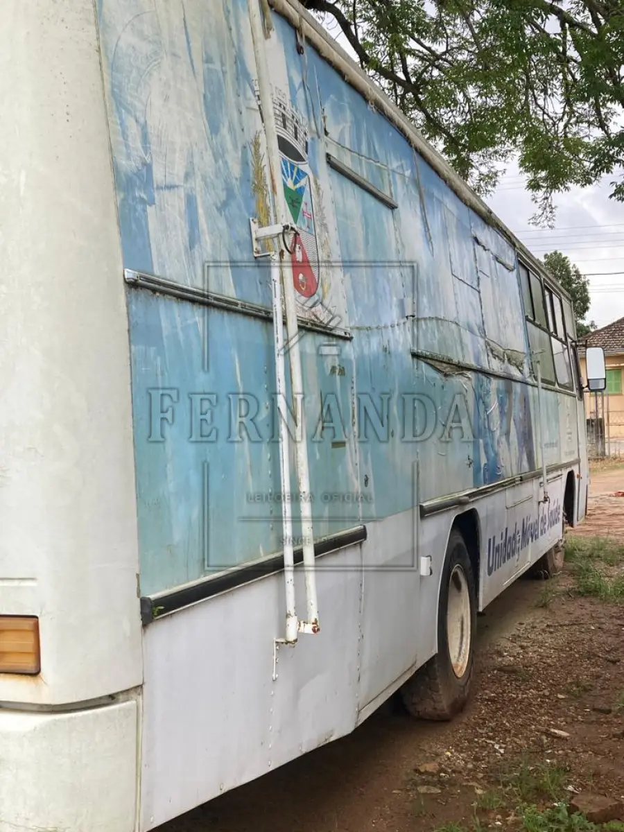 LOTE 005 - Veículo Ônibus, marca Mercedes Benz, ano 1991, cor branca combustível diesel, fabricação nacional e modificado para motor home. Avaliado em R$ 20.000,00.