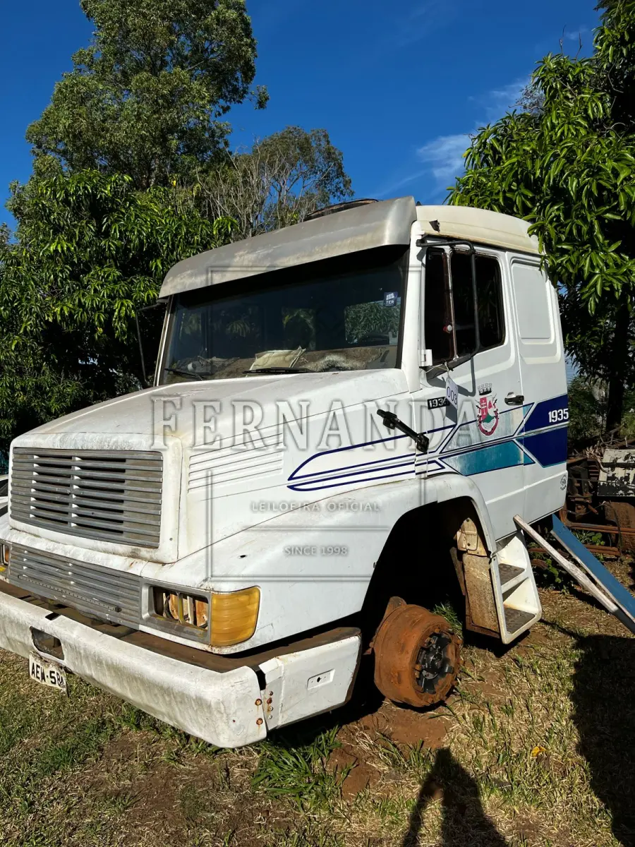 LOTE 003 - Cavalo Trator Mercedes Benz modelo LS1935, ano/modelo 1994, placa AEW5841. Avaliado em R$ 2.500,00.