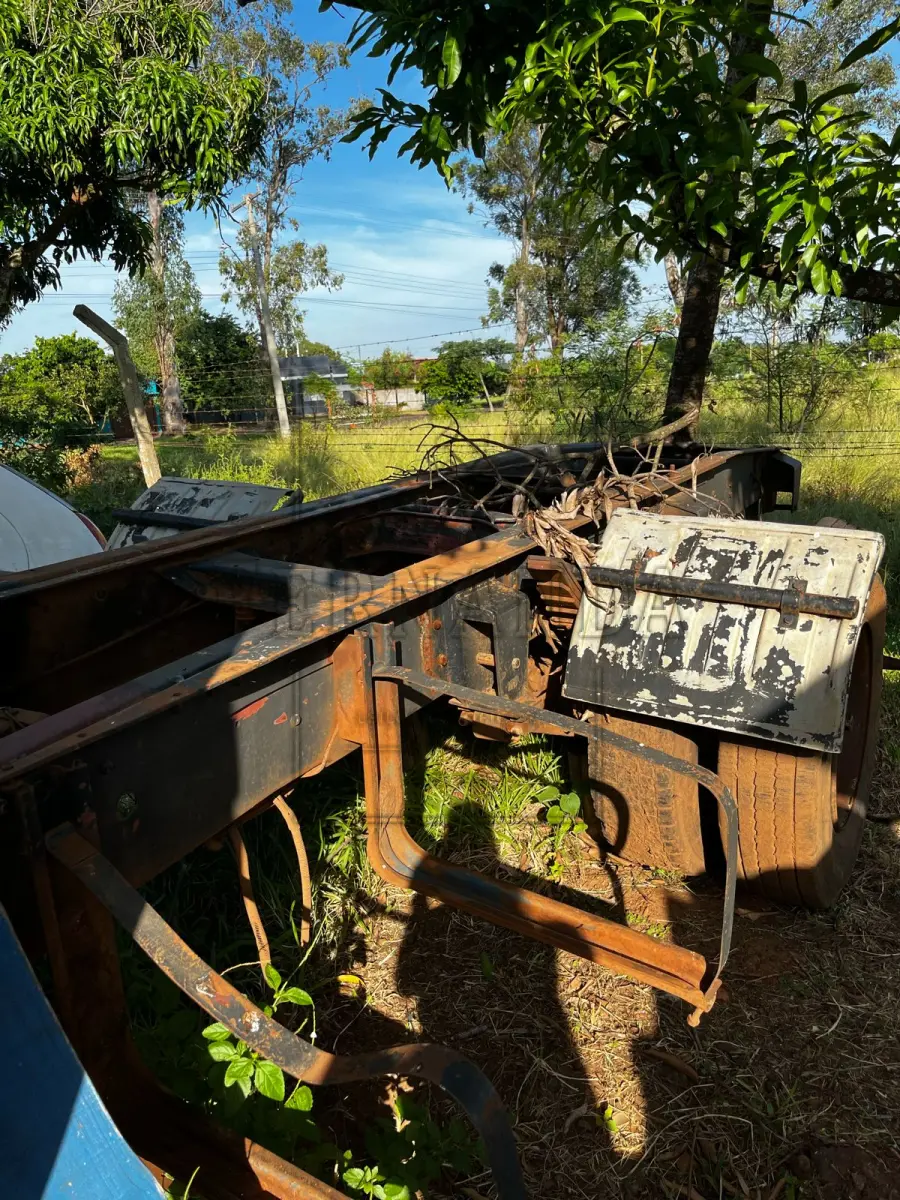 LOTE 003 - Cavalo Trator Mercedes Benz modelo LS1935, ano/modelo 1994, placa AEW5841. Avaliado em R$ 2.500,00.