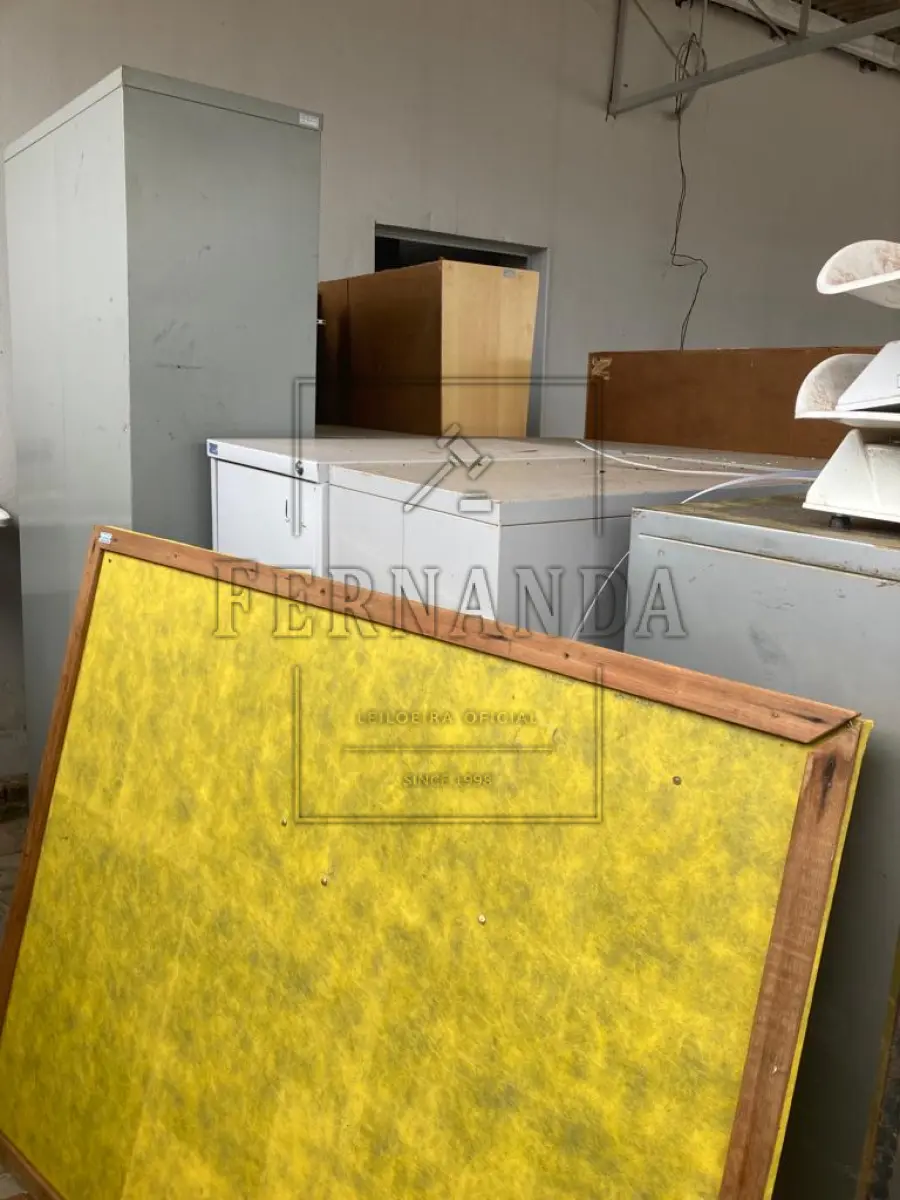 LOTE 015 - Sucatas de armários em madeira e aço e balanças infantis. Avaliado em R$ 280,00.