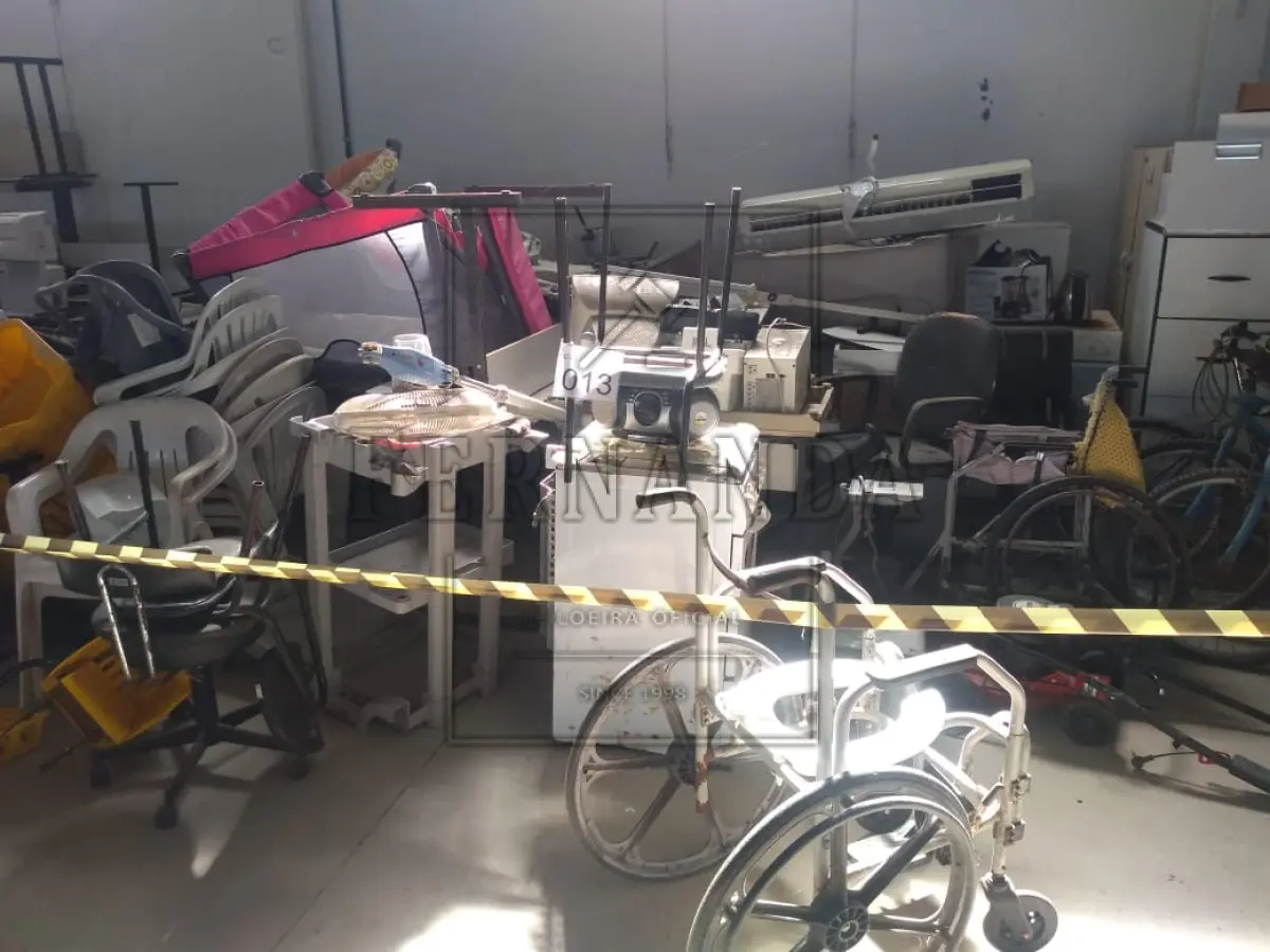 LOTE 013 - Lote de diversos, cadeiras, berços, fogão, máquina de lavar, carrinho de bebe, ar condicionado, bicicleta, estufa, gazebo, armários, bebe conforto, balança. Avaliado em R$530,00