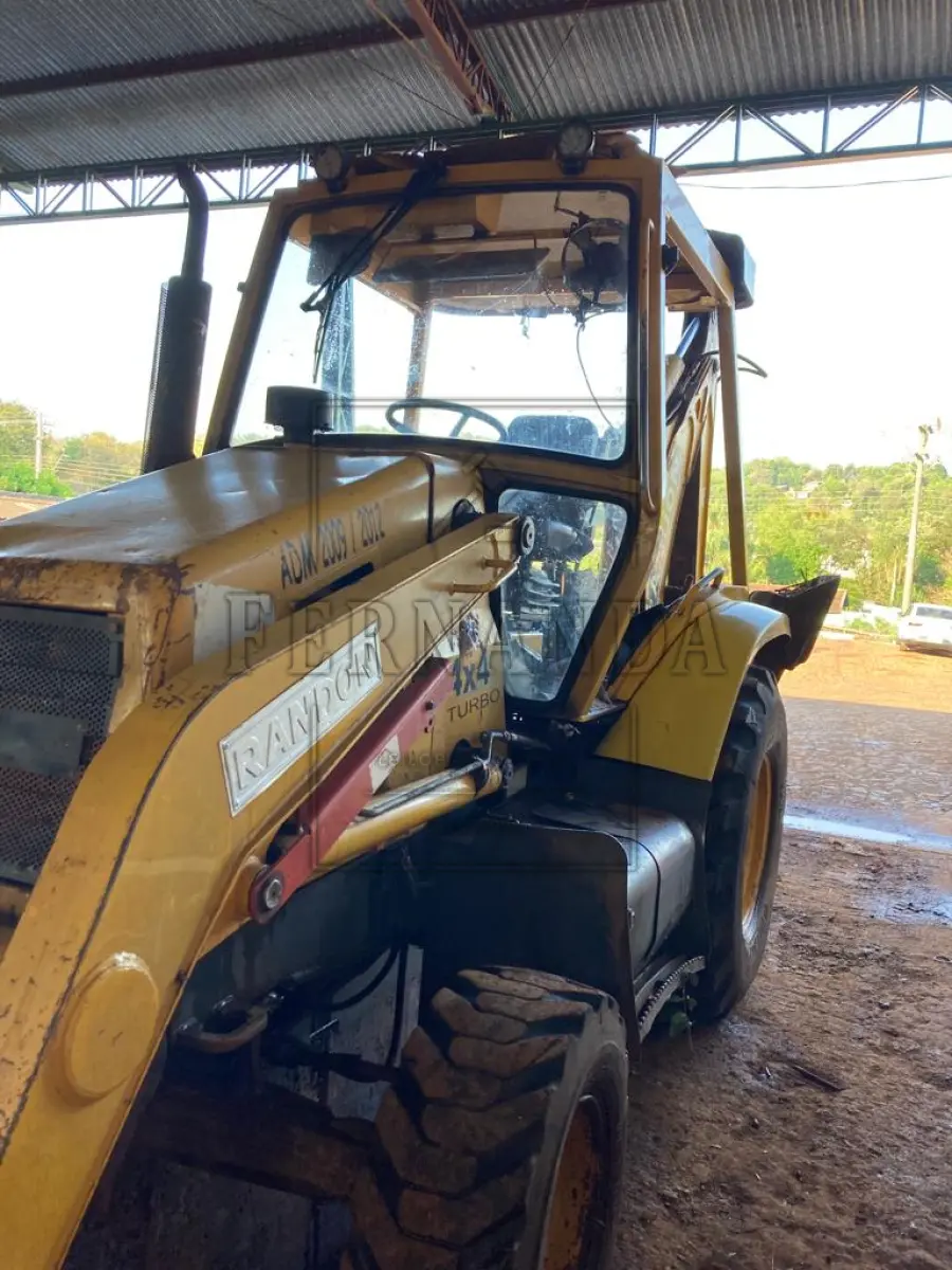 LOTE 007 - Retroescavadeira Randon Modelo RK 406B tração 4x4 motor MWM turbo com 109 hp transmissão e eixos carraro. Avaliado em R$ 76.000,00.