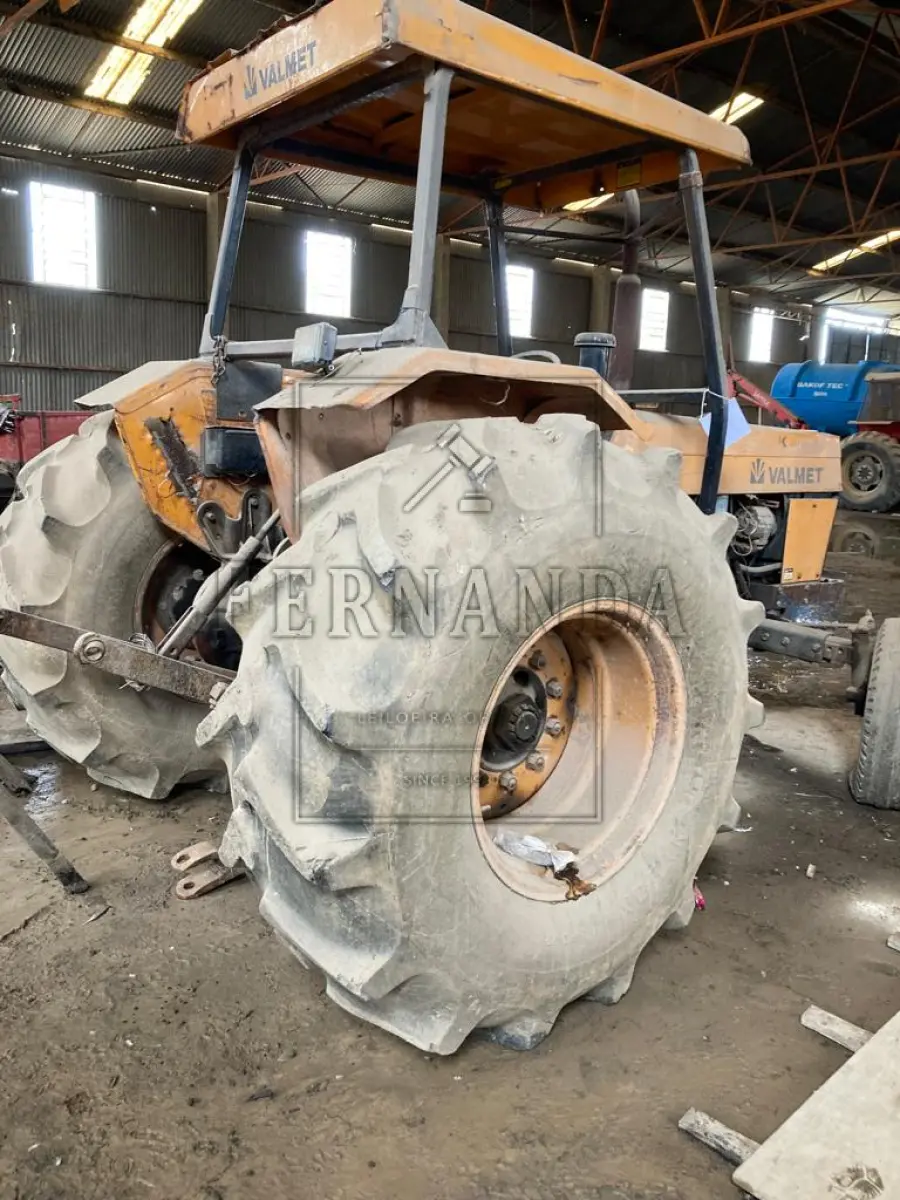 LOTE 010 - Trator Valmet M.A., ano 1993, placa IHO1809. Avaliado em R$2.150,00.