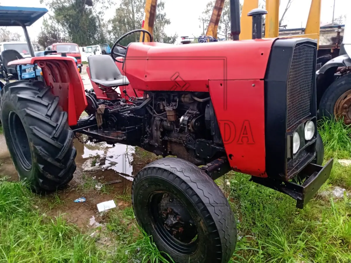 LOTE 003 - Trator MF 235. ( Patrimônio placa LRJ00161). Avaliado em R$ 1.200,00.