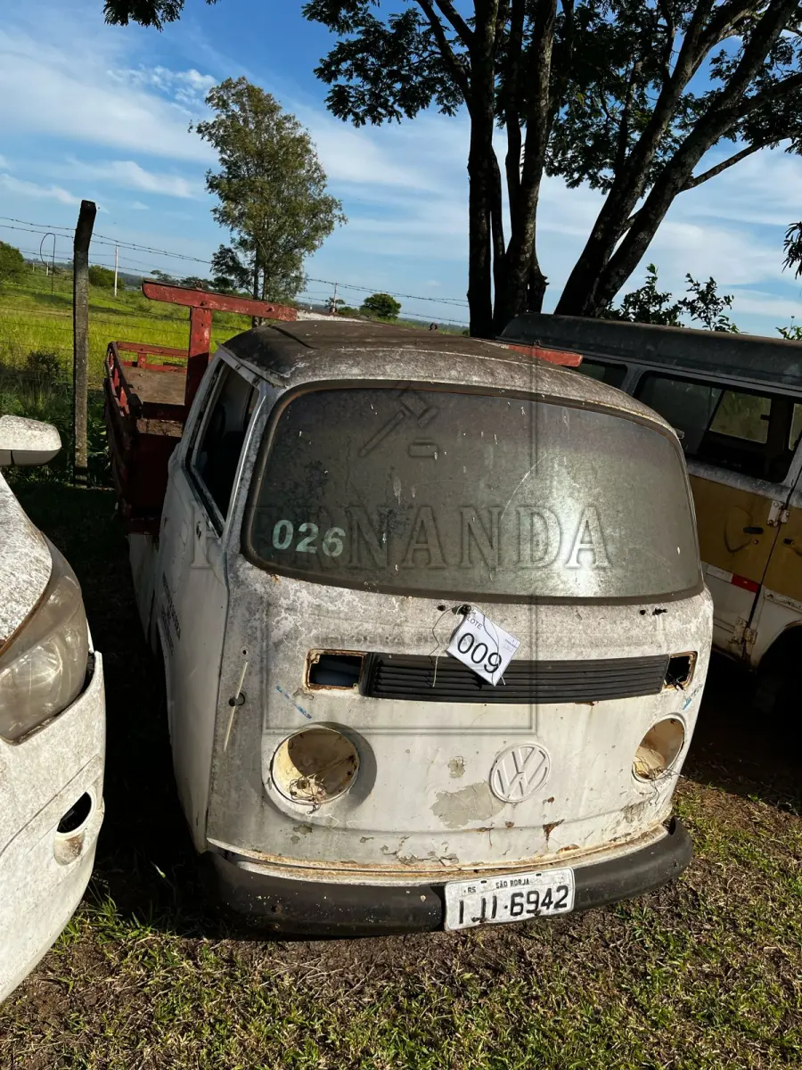 LOTE 009 - Automóvel Pick Up Wolkswagen/ Kombi, ano/modelo 1985, placas IJI6942. Avaliada em R$ 750,00.