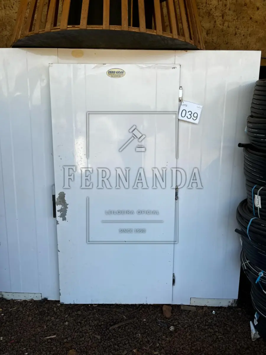 LOTE 039 - Uma Câmara Fria. Avaliada em R$ 1.300,00.