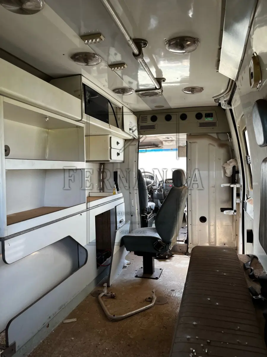 LOTE 013 - Ambulância (SAMU) Fiat/Ducato MC2.3 16V, ano/modelo 2010/2011, placas IRF0084. Avaliada em R$ 9.000,00.