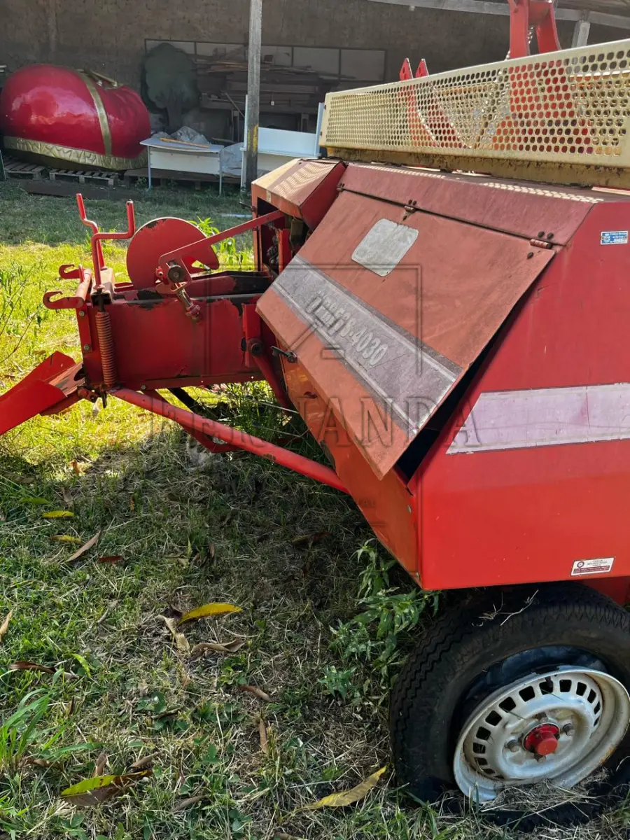 LOTE 037 - Uma máquina encilhadela Express – 4043. Avaliada em R$ 500,00.