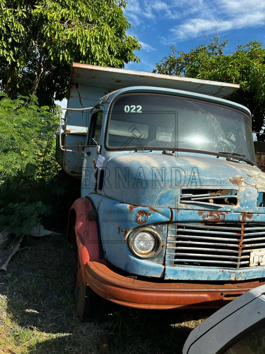 LOTE 015 - Caminhão Mercebes Benz LK1113, ano de fabricação 1980, placas IJZ4492. Avaliado em R$ 1.500,00.