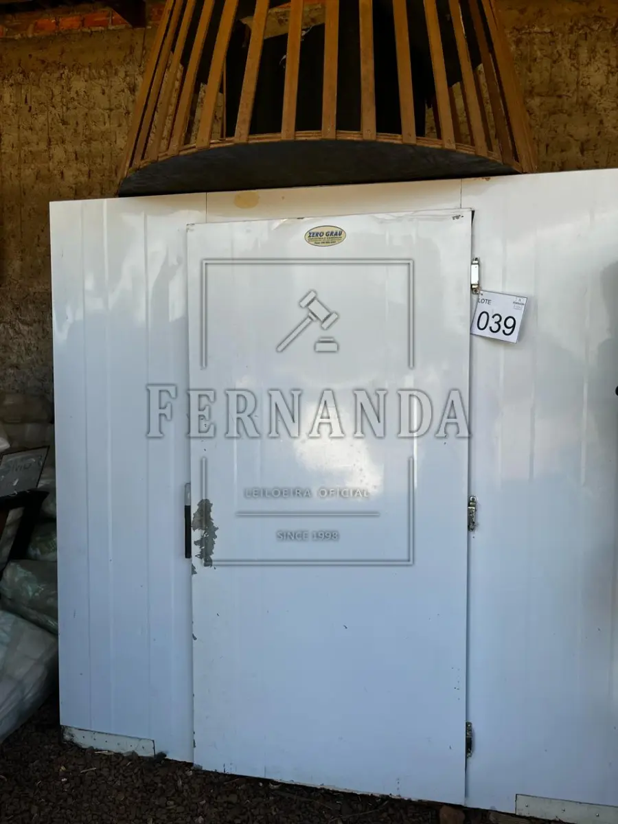 LOTE 039 - Uma Câmara Fria. Avaliada em R$ 1.300,00.