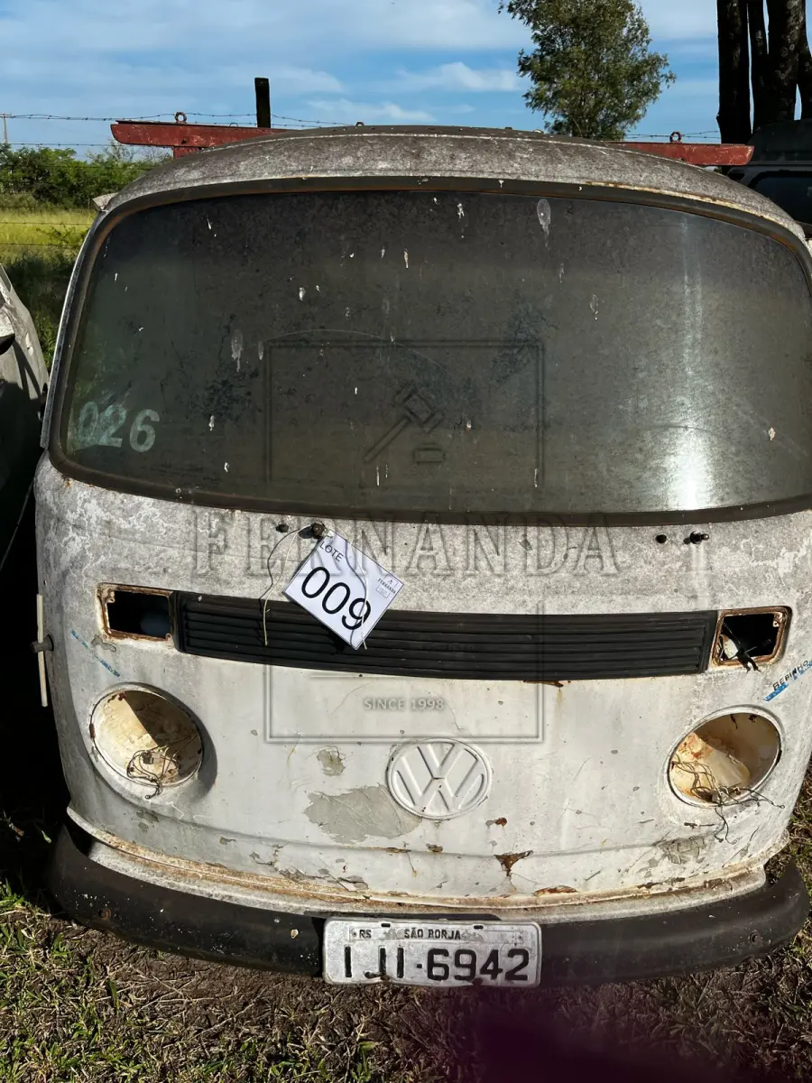 LOTE 009 - Automóvel Pick Up Wolkswagen/ Kombi, ano/modelo 1985, placas IJI6942. Avaliada em R$ 750,00.
