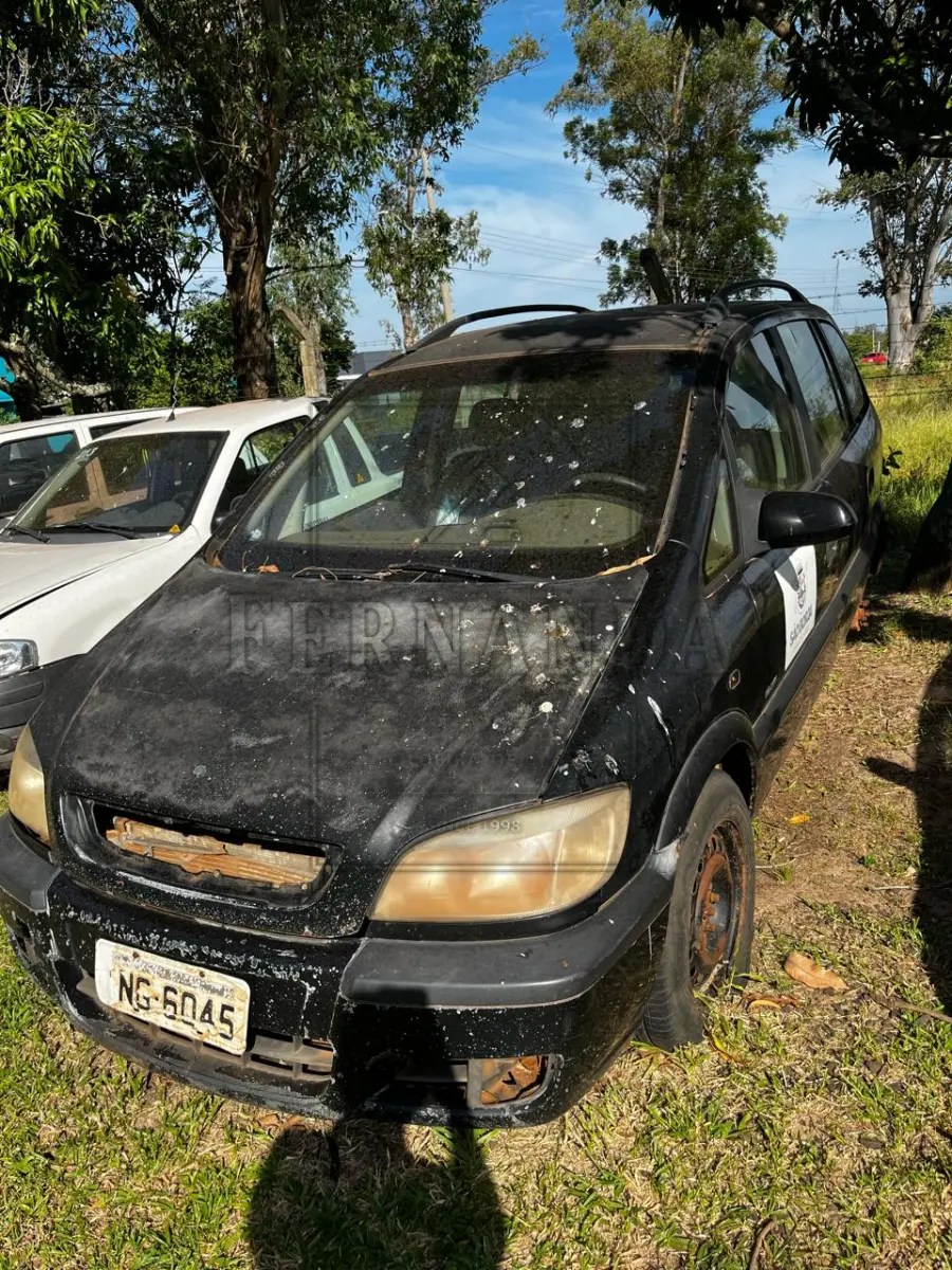LOTE 019 - Automóvel SUV GM/ Zafira Elite 2.0, ano/modelo 2006, placas ING6045. Avaliado em R$ 3.500,00.