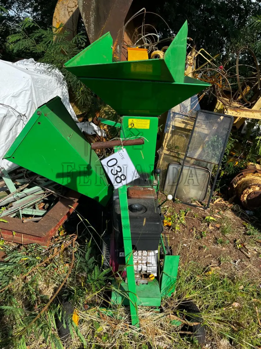 LOTE 038 - Uma máquina de triturar resíduos Tr500G. Avaliada em R$ 300,00.