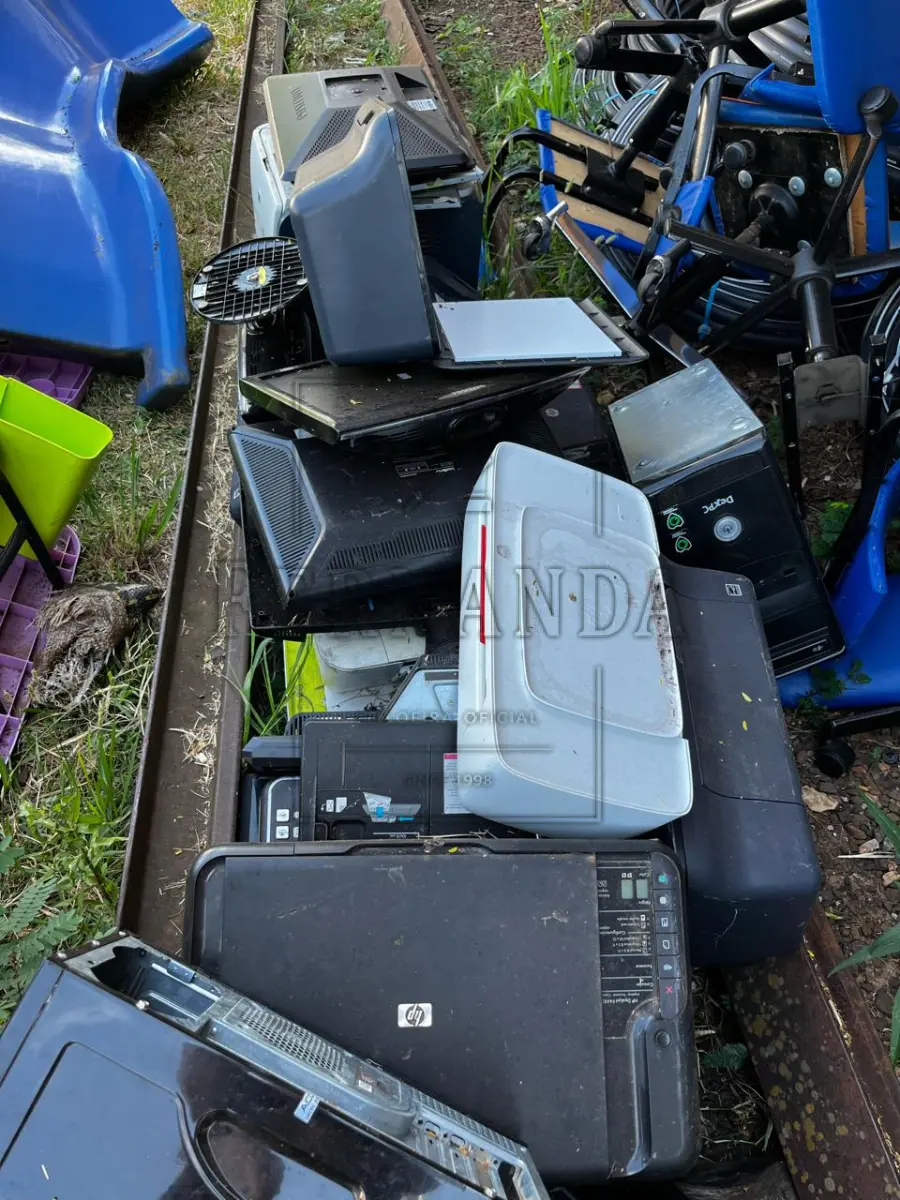 LOTE 041 - Sucatas eletrônicas diversas. Avaliado em R$ 500,00.