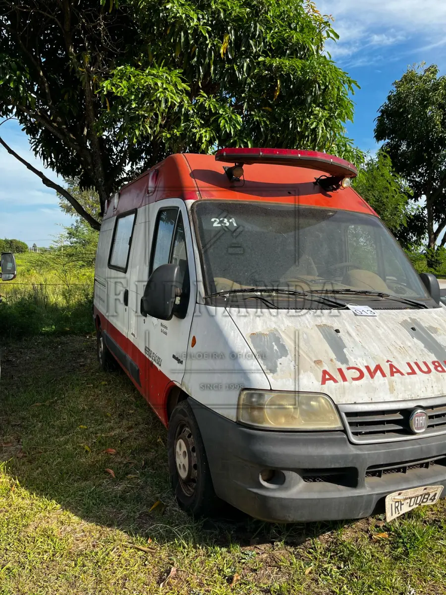 LOTE 013 - Ambulância (SAMU) Fiat/Ducato MC2.3 16V, ano/modelo 2010/2011, placas IRF0084. Avaliada em R$ 9.000,00.