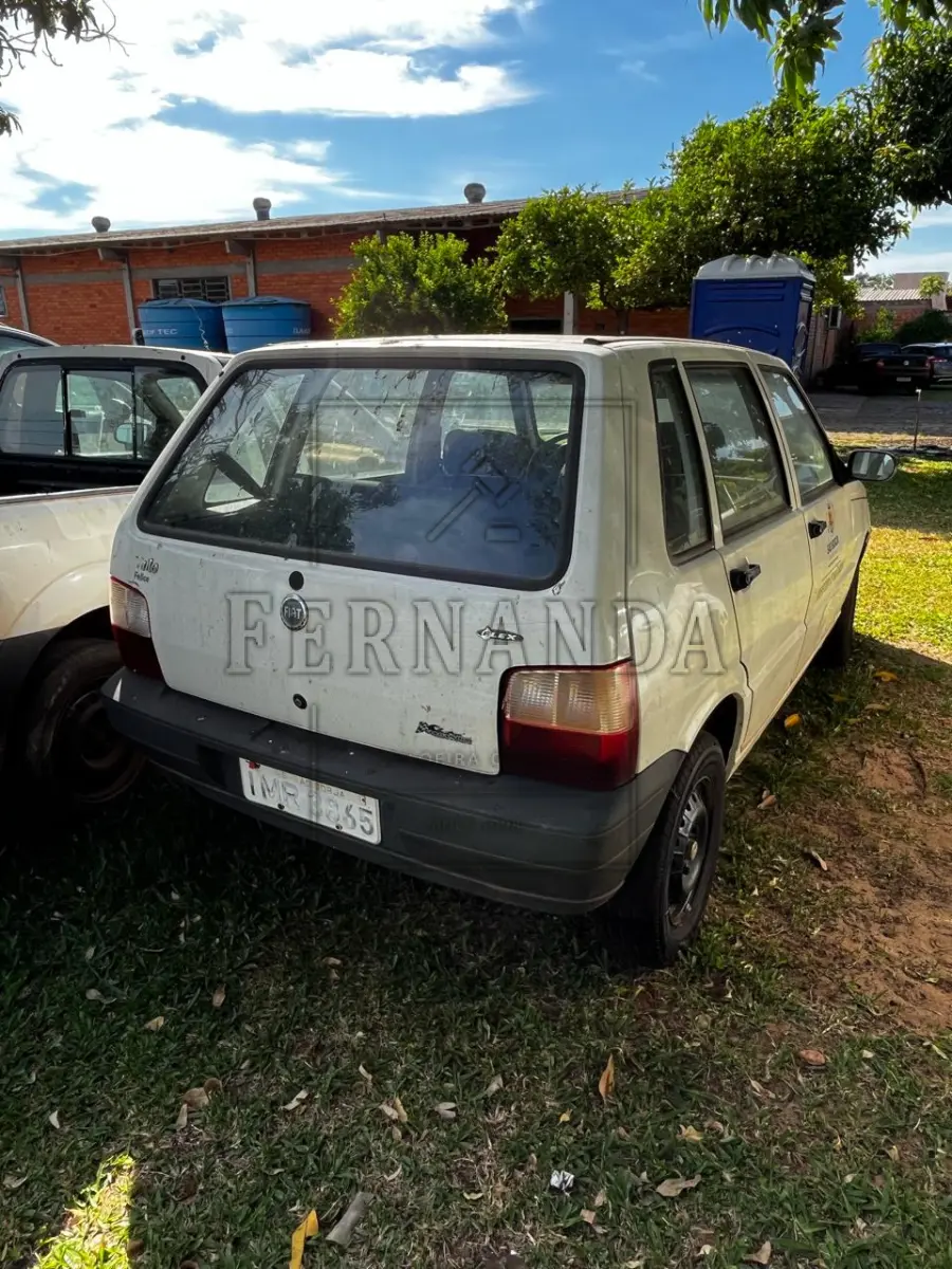 LOTE 021 - Automóvel Fiat/ Uno Mille Fire Flex, ano/modelo 2005, placas IMR3865. Avaliado em R$ 2.500,00.