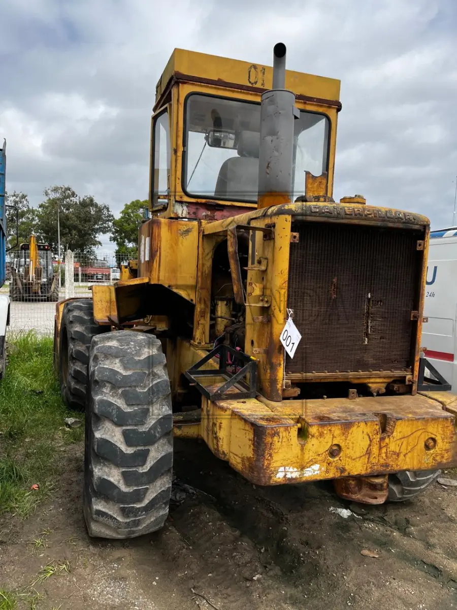 LOTE 001 - TRATOR DE RODAS, M.A./ CATERPILLAR, ESPÉCIE TRAÇÃO, ANO/MODELO 1982/1982, PLACA IJK2824. AVALIADO EM R$ 17.000,00.