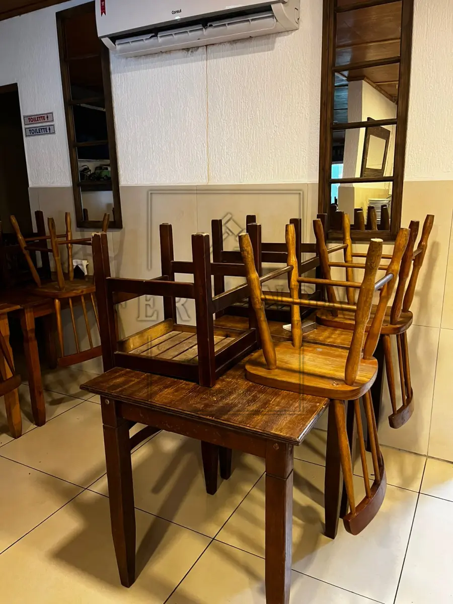 LOTE 005 - 34 (trinta e quatro) mesas quadradas de madeira. Avaliadas em R$ 2.720,00.
