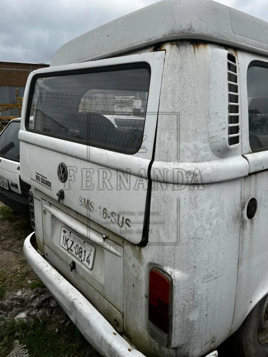 LOTE 014 - VOLKSWAGEN KOMBI, ANO/MODELO 2003/2003,  PLACA IKZ0814. AVALIADA EM R$ 1.000,00.