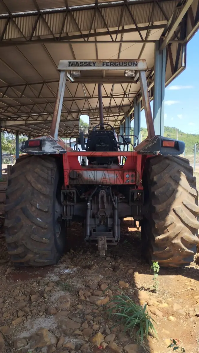 LOTE 001 - Trator Massey Ferguson 650, ano 1997, motor Perkins 6 cilindros turbo 138 cv. Avaliado em R$ 56.210,00.
