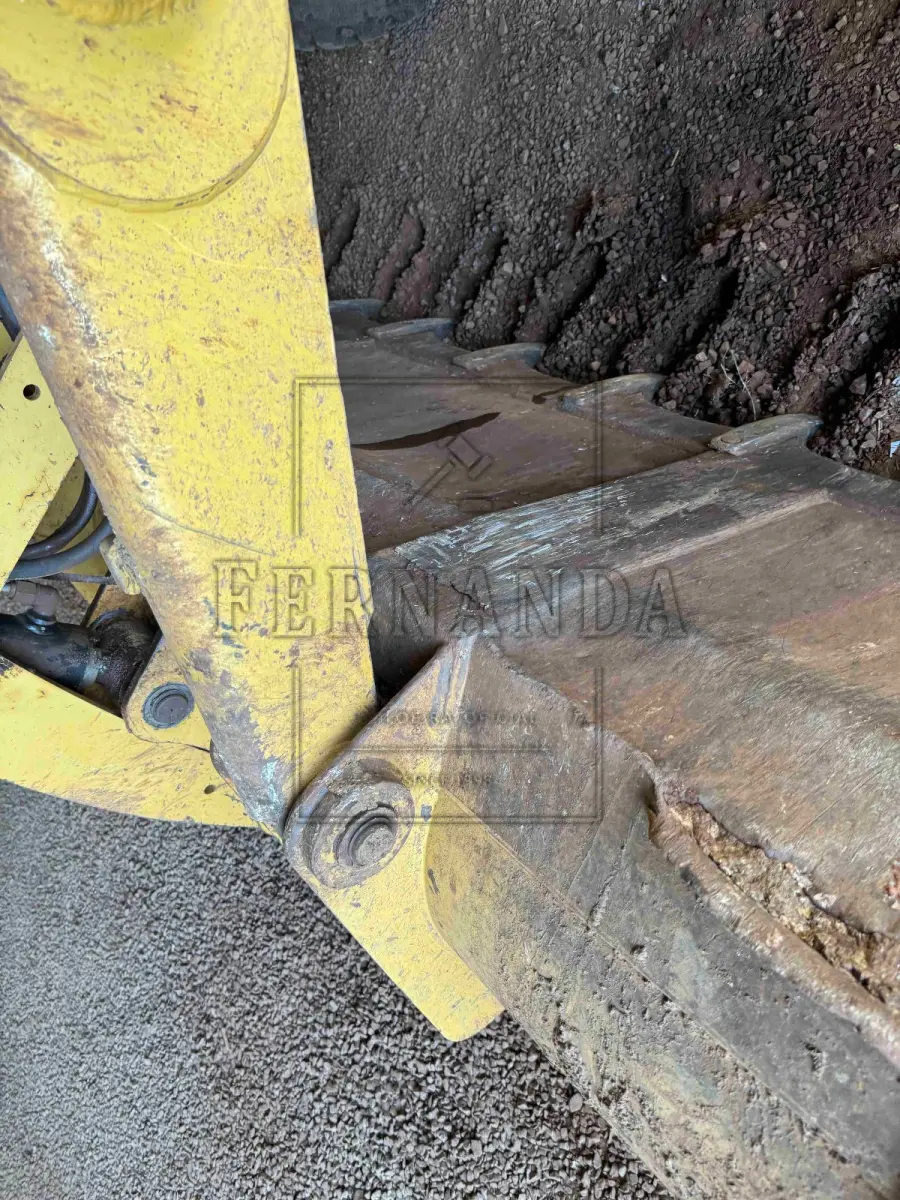 LOTE 006 - Retroescavadeira, marca Caterpillar, modelo 416E, ano 2014.