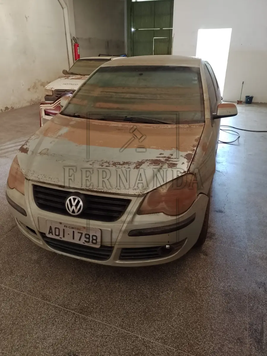 LOTE 001 - VEÍCULO DE ENCHENTE - VW Polo Sedan 1.6, ano/modelo 2006/2007, cor bege, placa AOI1798. Avaliado em R$23.000,00.