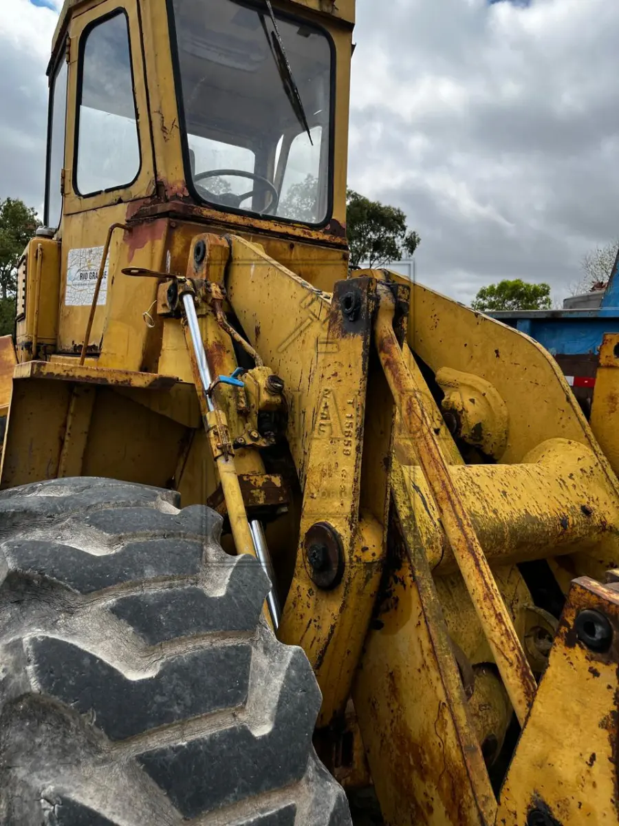LOTE 001 - TRATOR DE RODAS, M.A./ CATERPILLAR, ESPÉCIE TRAÇÃO, ANO/MODELO 1982/1982, PLACA IJK2824. AVALIADO EM R$ 17.000,00.