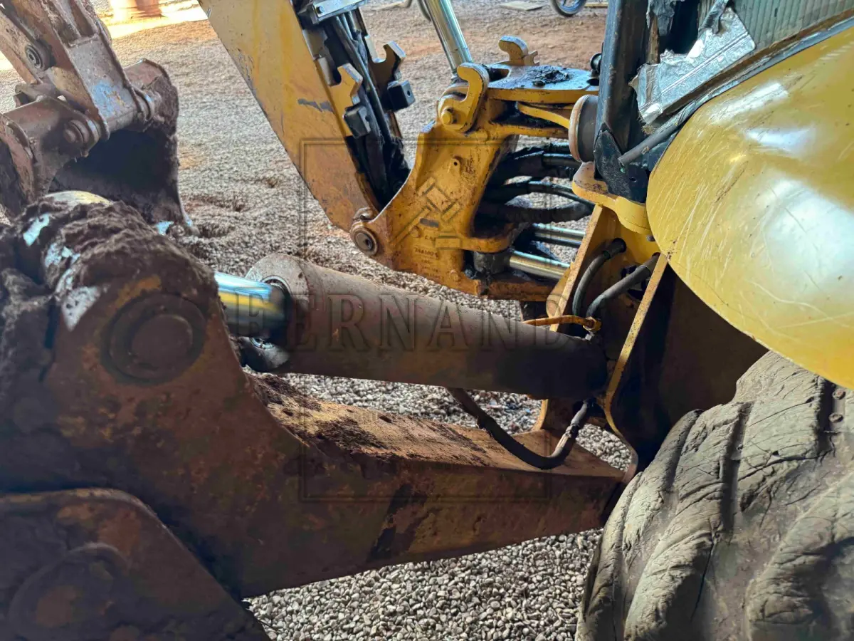 LOTE 006 - Retroescavadeira, marca Caterpillar, modelo 416E, ano 2014.