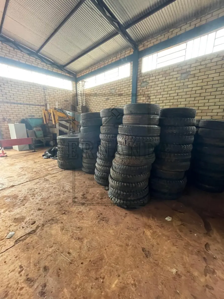 LOTE 009 - Lote de sucata de pneus, estima-se a quantidade total em 300 pneus.