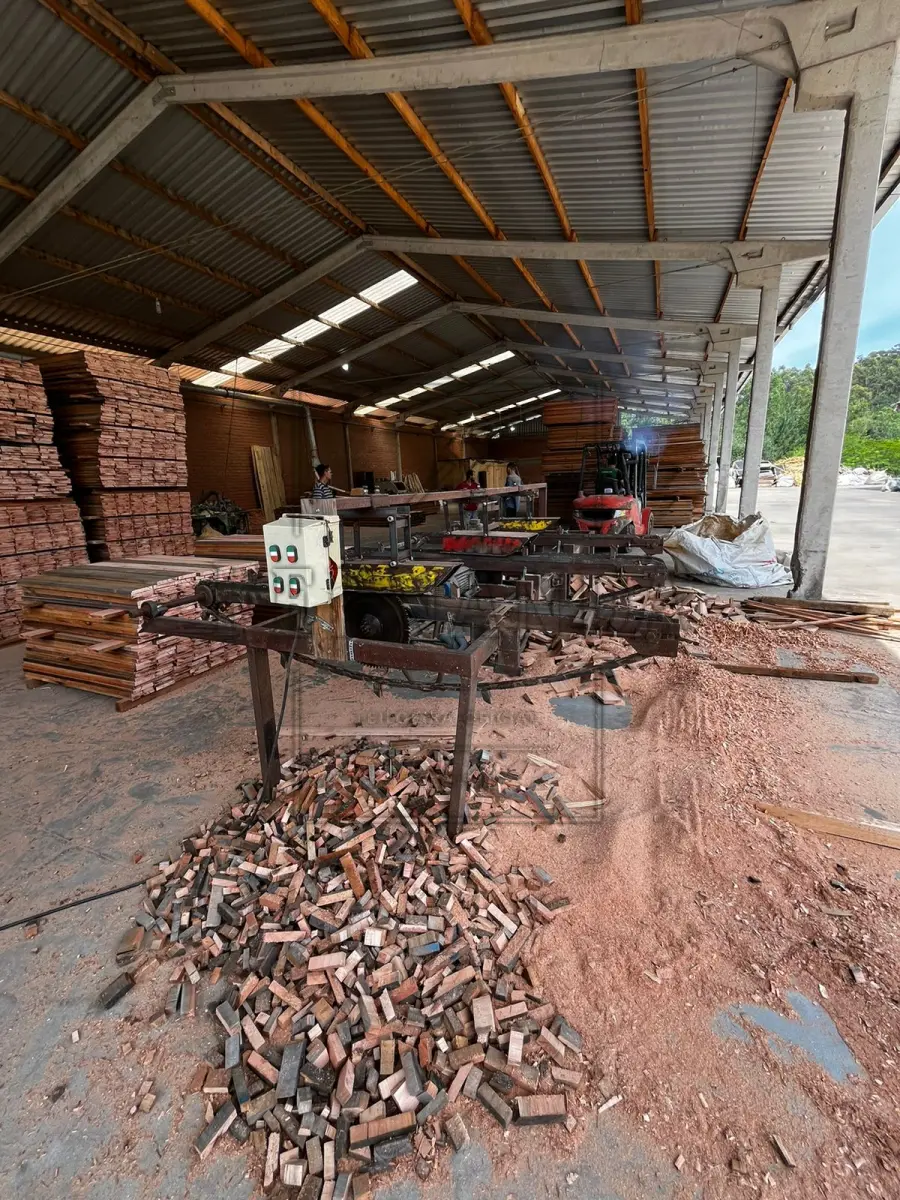 LOTE 003 - Um destopador para blocos e tábuas, sem marca aparente, em regular estado. Avaliado em R$ 15.000,00.