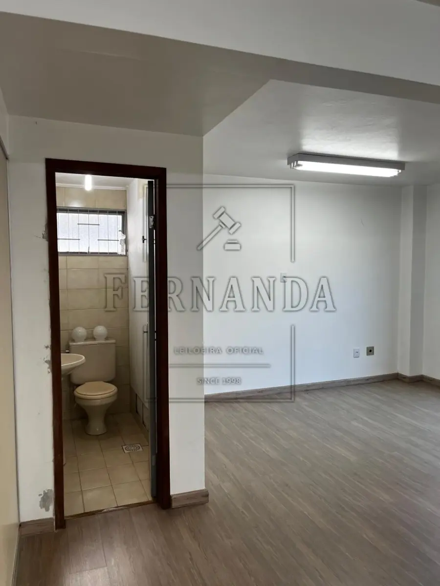 LOTE 002 - SANTO ÂNGELO/RS: Sala Comercial na Rua Três de Outubro, n° 256/202, Centro, Santo Ângelo/RS.  Matrícula n° 29.445. Avaliado em R$ 142.200,00.