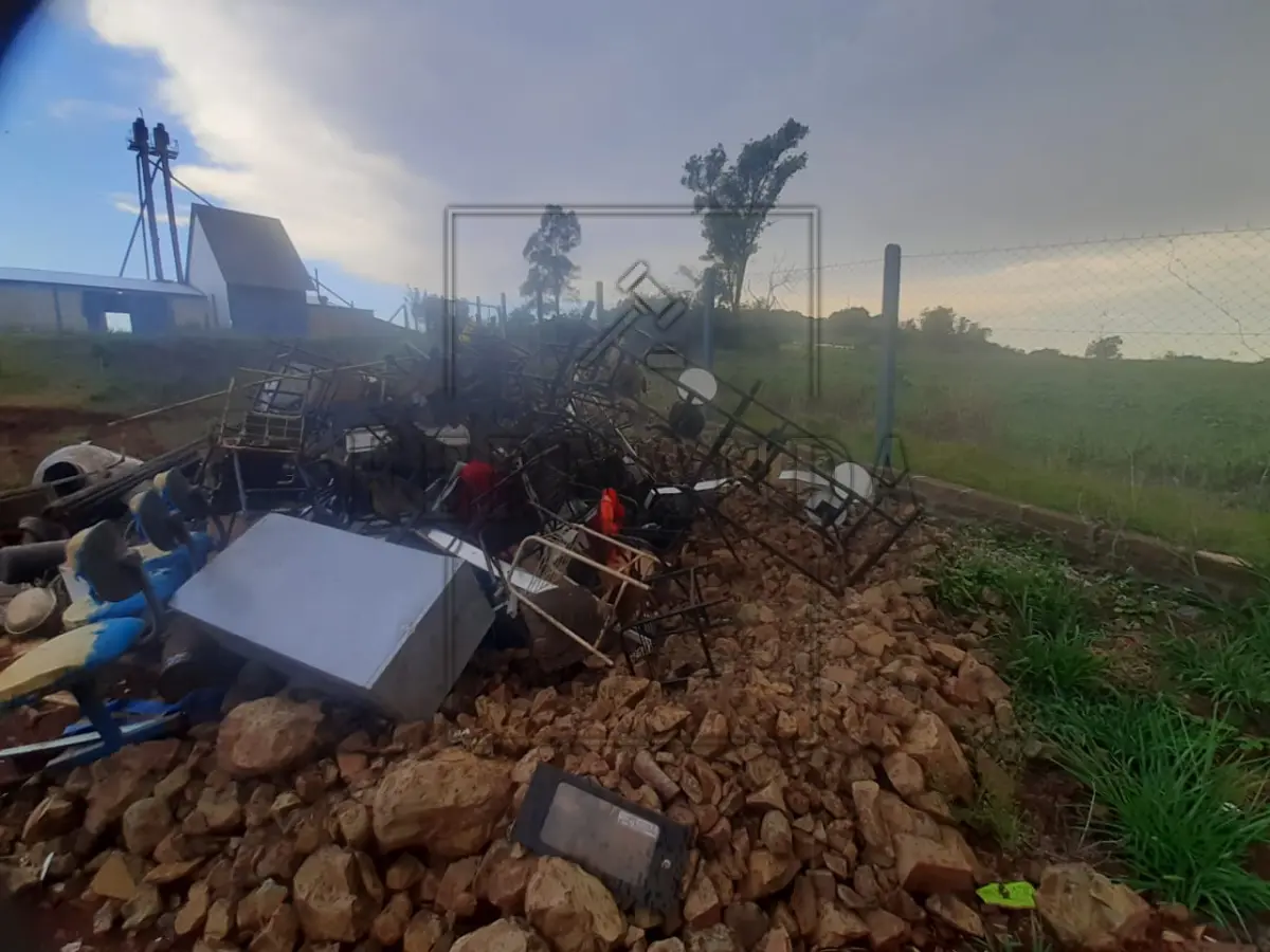 LOTE 004 - Lote sucata de eletrônico e metálico. Avaliado em R$ 100,00.
