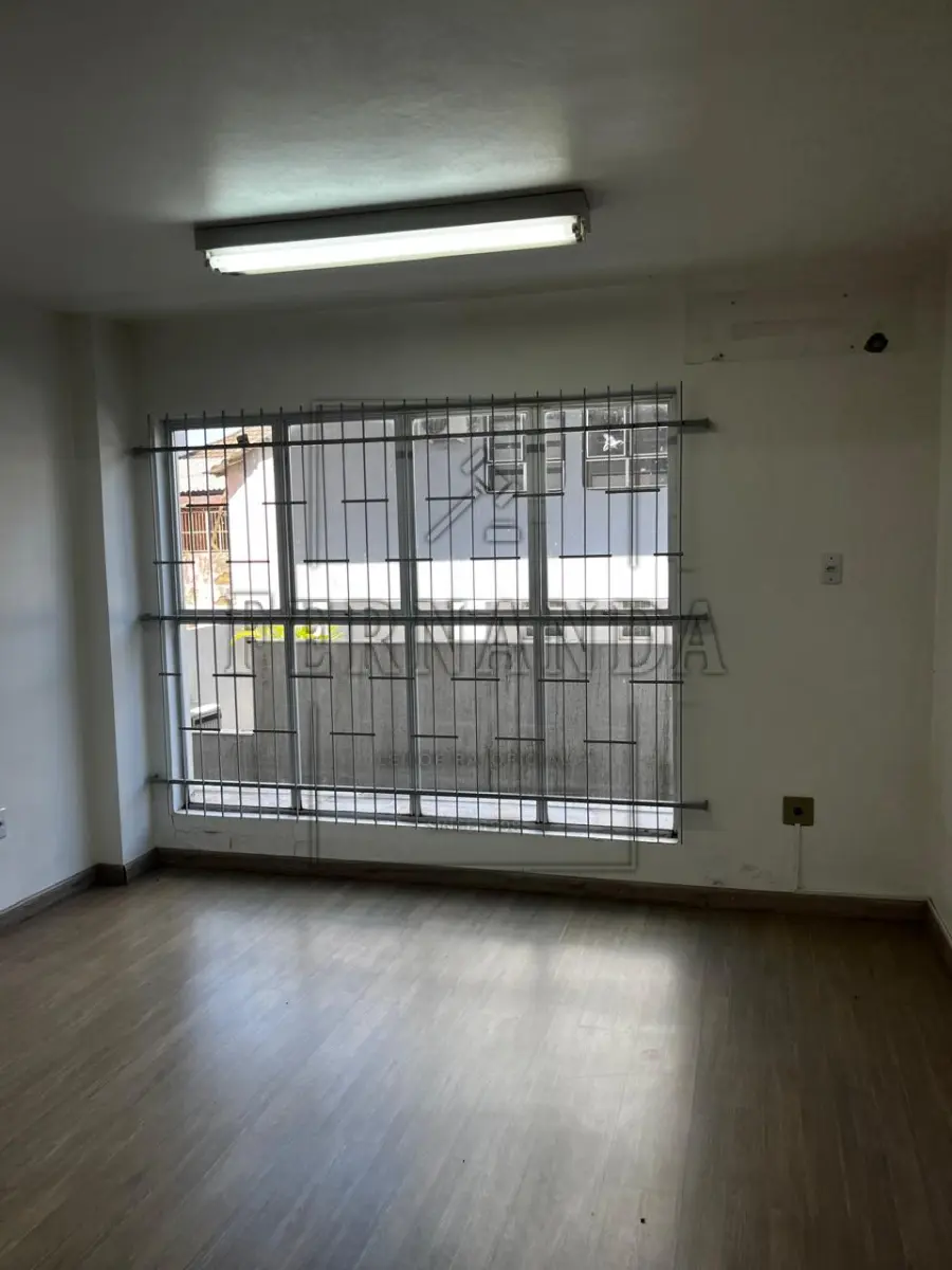 LOTE 003 - SANTO ÂNGELO/RS: Sala Comercial na Rua Três de Outubro, n° 256/202, Centro, Santo Ângelo/RS.  Matrícula n° 29.445. Avaliado em R$ 142.200,00.