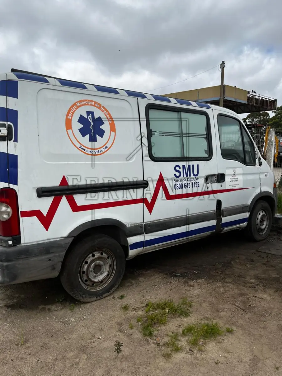 LOTE 002 - ESPECIAL CAMINHONETE RENAULT / MSTR MARIMAR AMB, ANO / MODELO 2011/2012, PLACA ISR 3956. AVALIADA EM R$3.500,00.