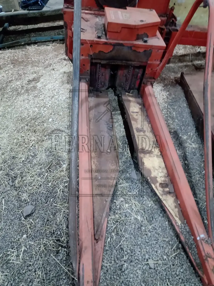 LOTE 008 - Colhedora de forragens New Pecus marca Nogueira. Ano de fabricação 2015. Patrimônio 3052. Avaliada em R$ 7.824,00