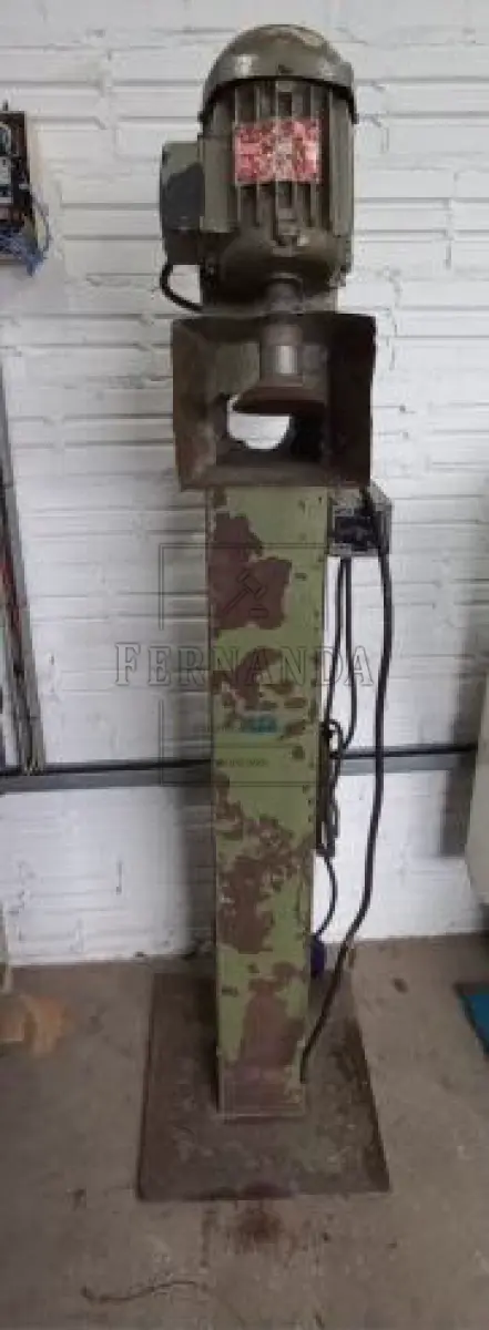 LOTE 024 - Máquina lixadeira de couro, sem marca, tipo boneca. Avaliada em R$ 1.200,00. 2° Leilão