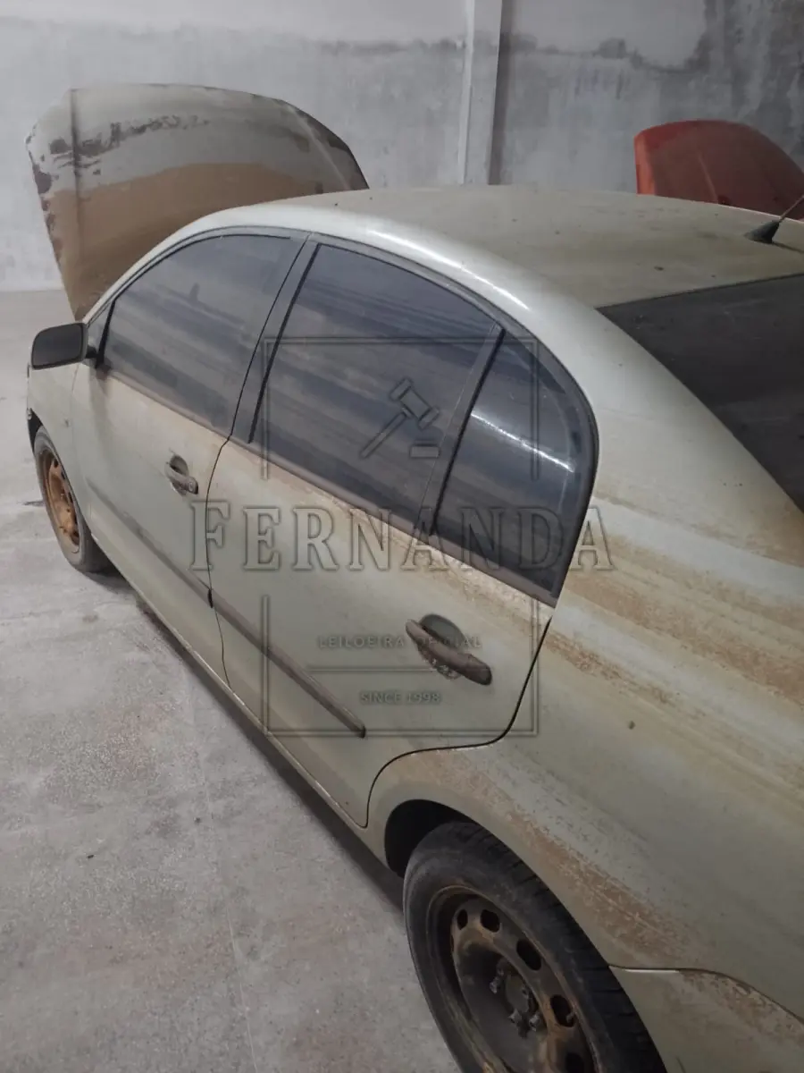 LOTE 001 - VEÍCULO DE ENCHENTE - VW Polo Sedan 1.6, ano/modelo 2006/2007, cor bege, placa AOI1798. Avaliado em R$23.000,00.