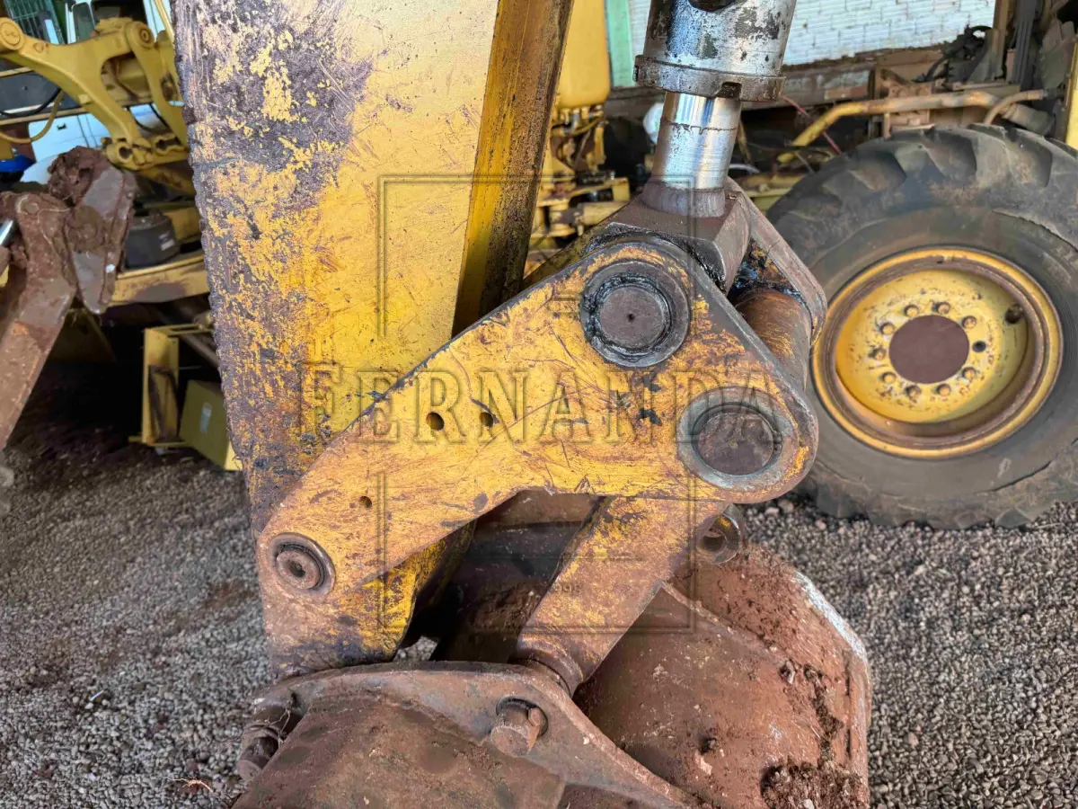 LOTE 006 - Retroescavadeira, marca Caterpillar, modelo 416E, ano 2014.
