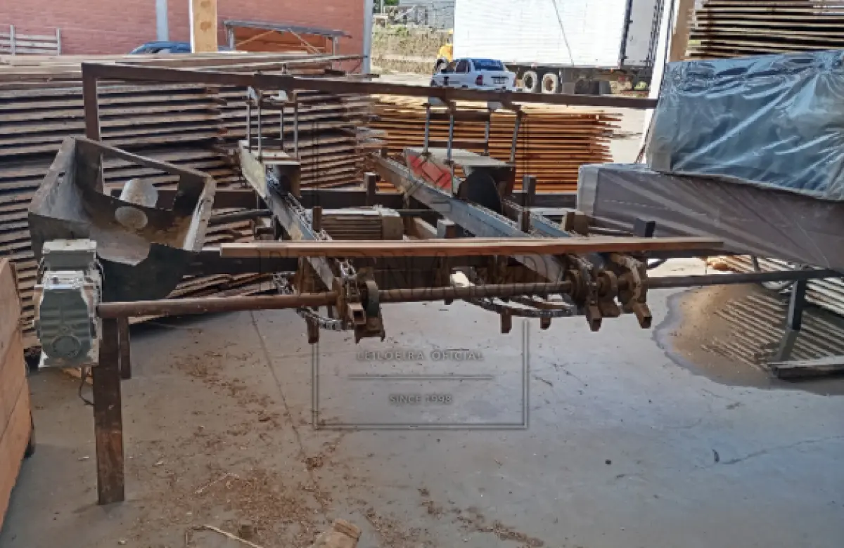 LOTE 003 - Um destopador para blocos e tábuas, sem marca aparente, em regular estado. Avaliado em R$ 15.000,00.