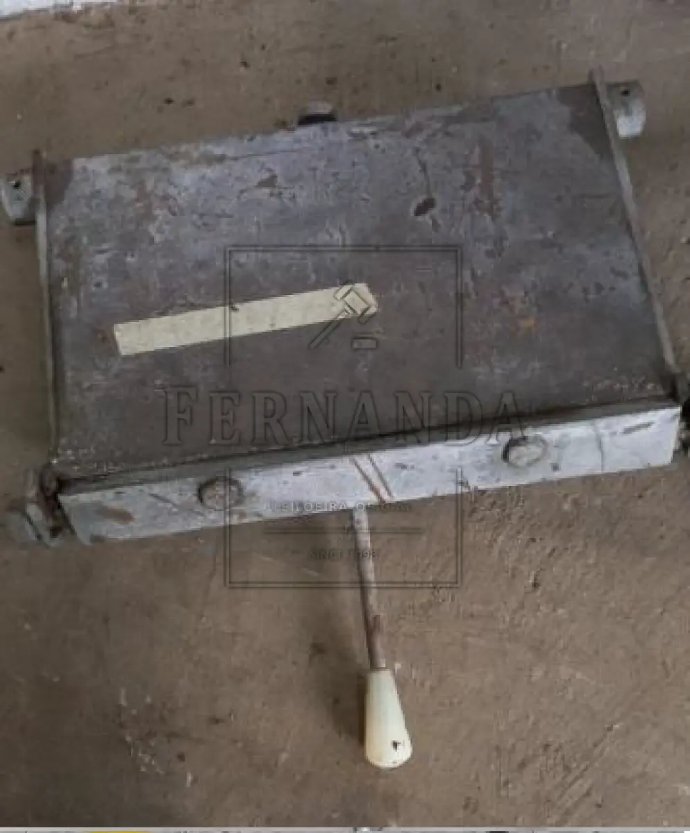 LOTE 029 - Máquina de vincar carteiras, sem marca aparente. Avaliada em R$ 2.800,00. 2° Leilão