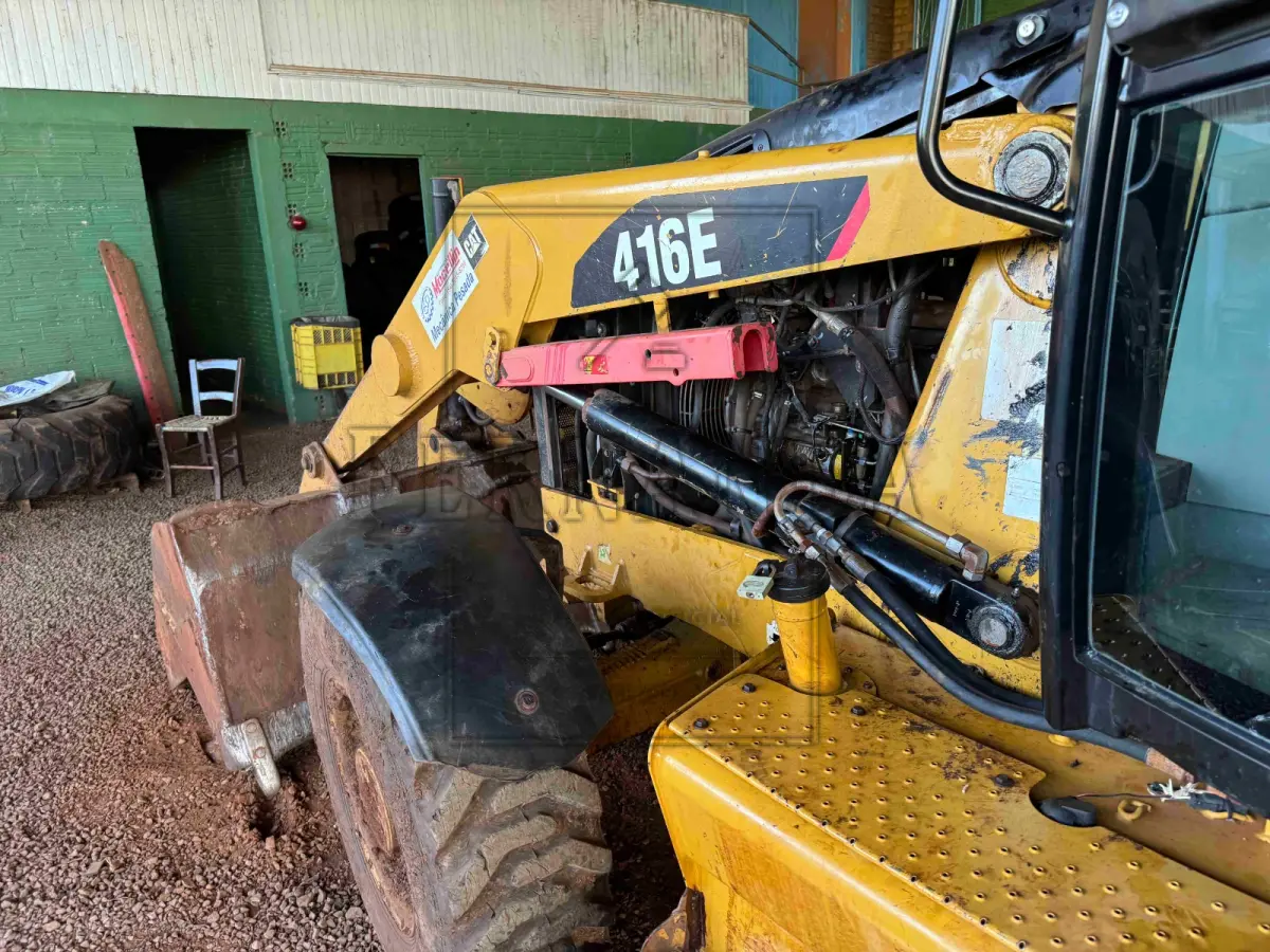 LOTE 006 - Retroescavadeira, marca Caterpillar, modelo 416E, ano 2014.
