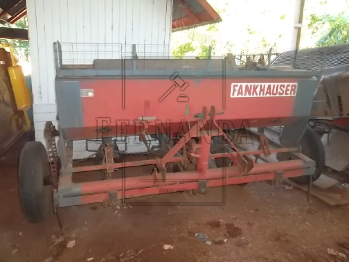 LOTE 010 - Plantadeira Hidráulica marca Frankauser, 10.13, com 5 linhas, adaptada para o plantio de grama. Patrimônio 2555. Recebida em doação no ano de 2014. Patrimônio 2555.. Avaliada em R$ 240,00.