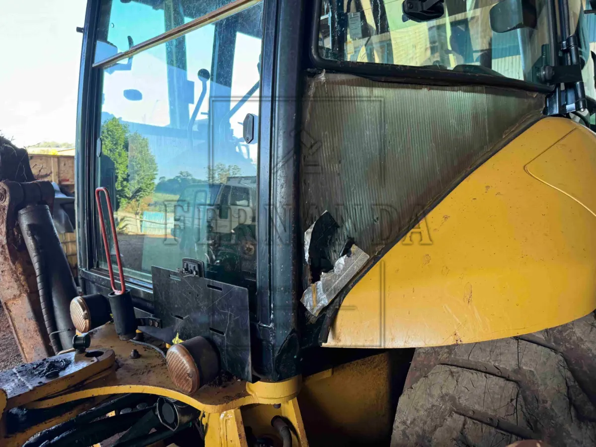 LOTE 006 - Retroescavadeira, marca Caterpillar, modelo 416E, ano 2014.