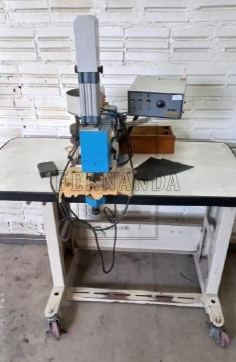 LOTE 039 - Máquina de aplicar metais/cravos, marca Kehl, modelo 6121. Avaliada em R$ 7.500,00. 2° Leilão
