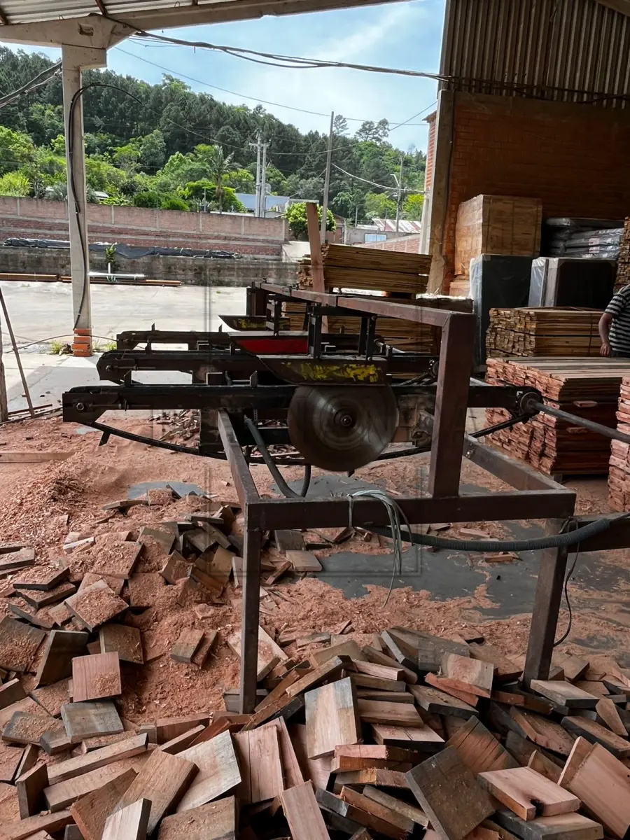 LOTE 003 - Um destopador para blocos e tábuas, sem marca aparente, em regular estado. Avaliado em R$ 15.000,00.