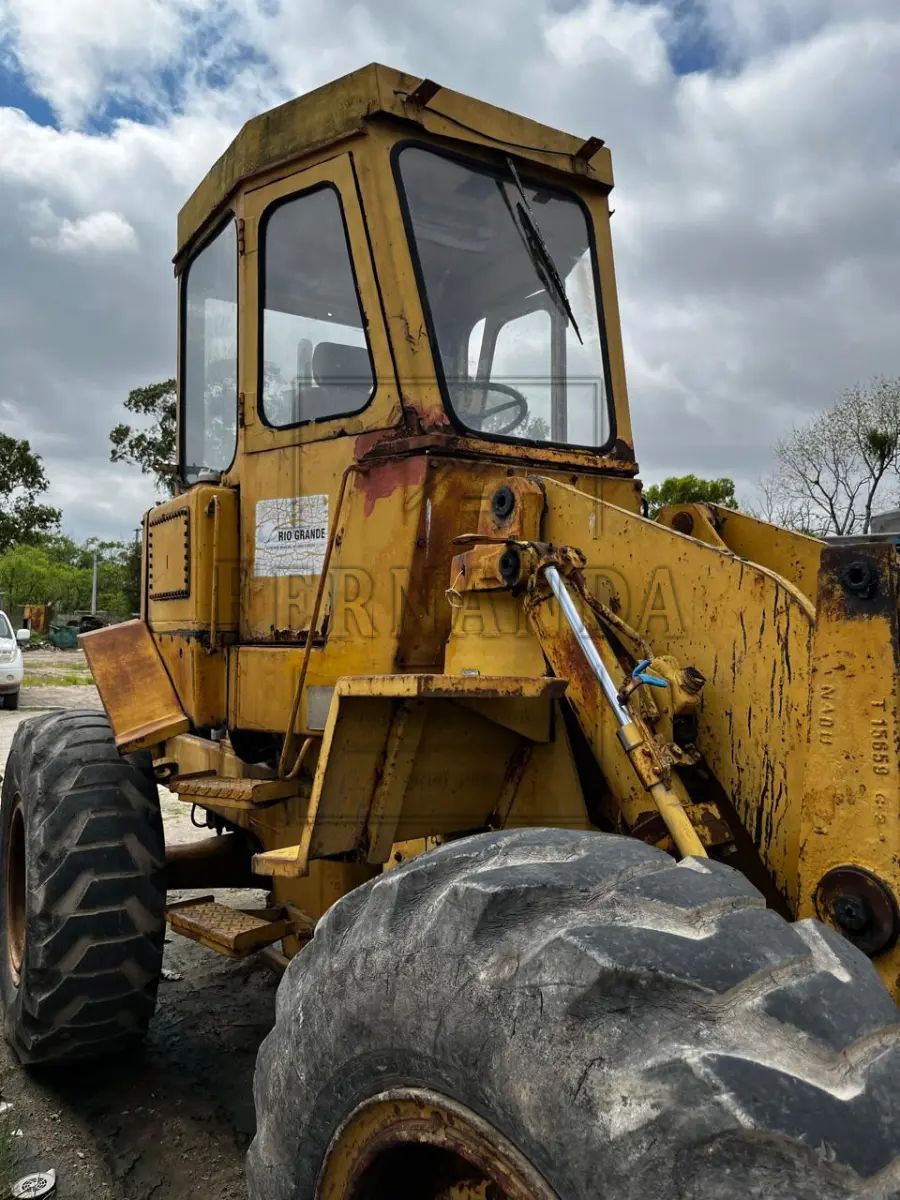 LOTE 001 - TRATOR DE RODAS, M.A./ CATERPILLAR, ESPÉCIE TRAÇÃO, ANO/MODELO 1982/1982, PLACA IJK2824. AVALIADO EM R$ 17.000,00.