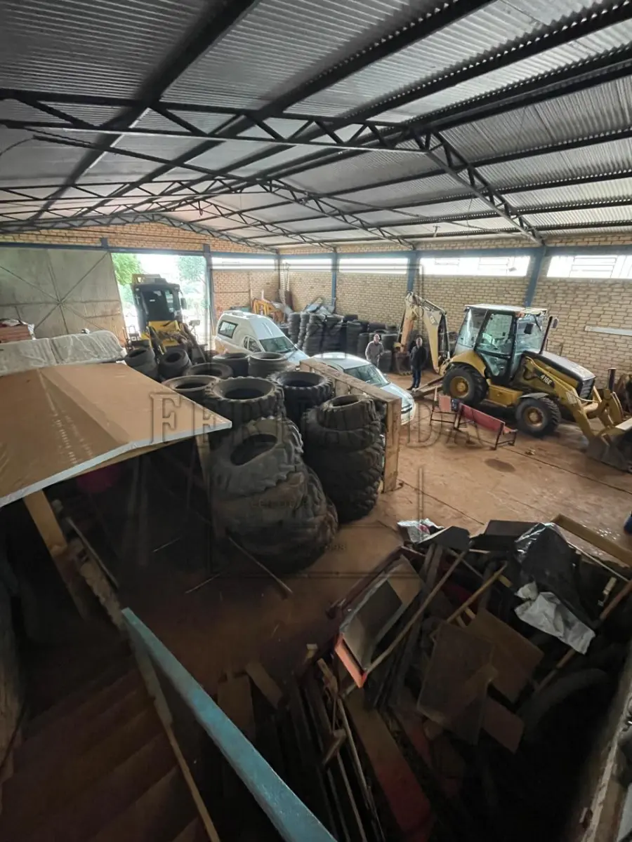 LOTE 009 - Lote de sucata de pneus, estima-se a quantidade total em 300 pneus.