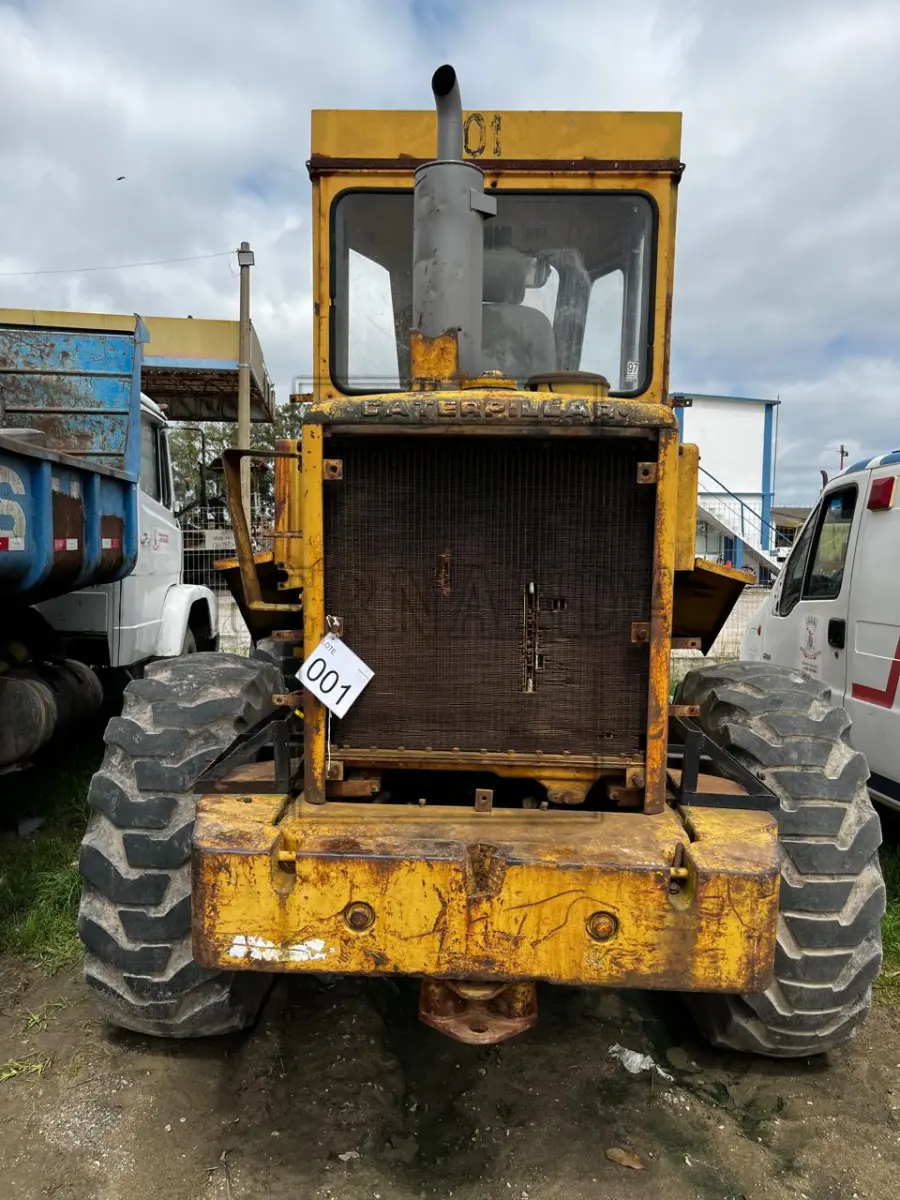 LOTE 001 - TRATOR DE RODAS, M.A./ CATERPILLAR, ESPÉCIE TRAÇÃO, ANO/MODELO 1982/1982, PLACA IJK2824. AVALIADO EM R$ 17.000,00.