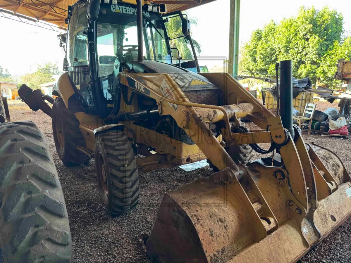 LOTE 006 - Retroescavadeira, marca Caterpillar, modelo 416E, ano 2014.